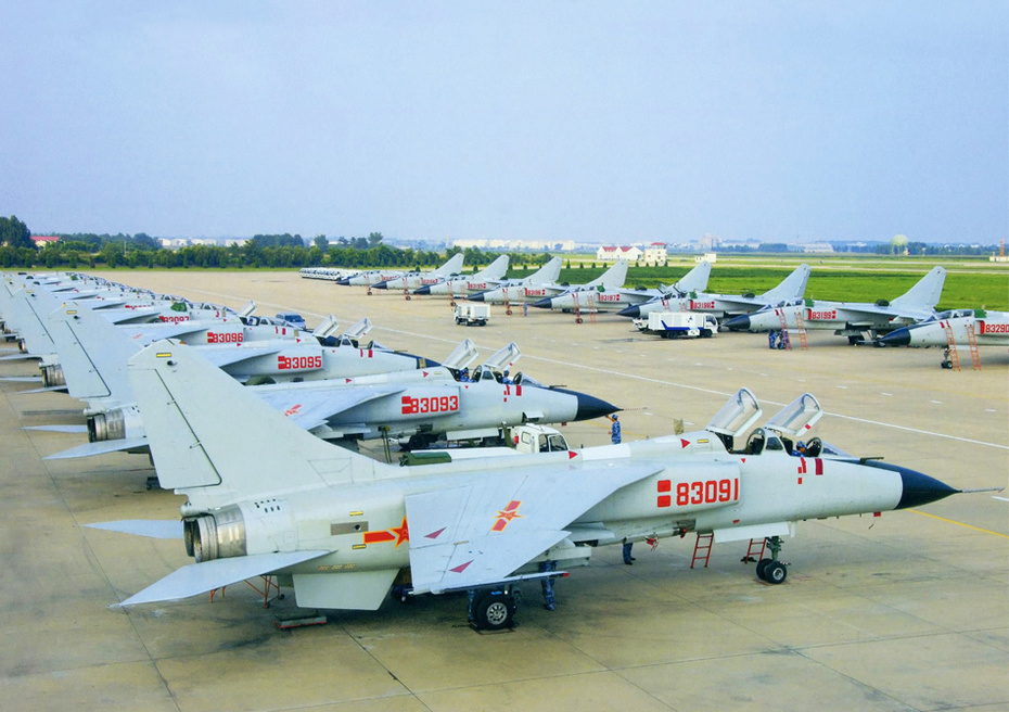 中國海軍航空兵部隊(海航)擁有轟炸機,戰鬥機和強擊機等作戰飛機.