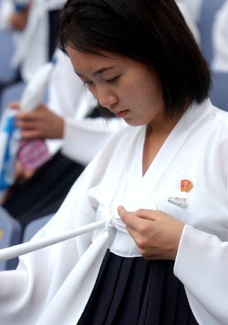 朝鲜女兵面孔清丽着装朴实犹如出水芙蓉