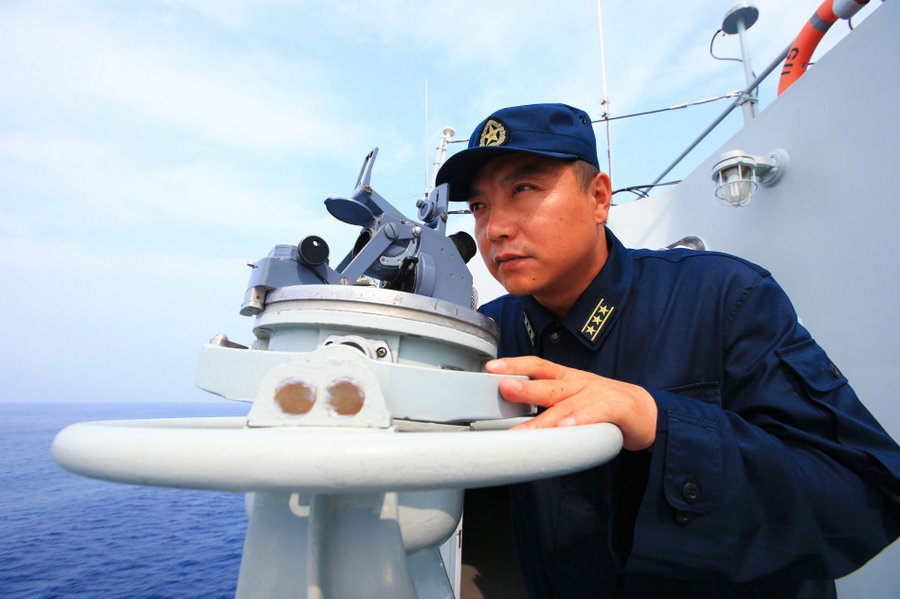 7月9日,在海上联合—2013中俄海上联演中,中国海军沈阳舰舰长张长龙