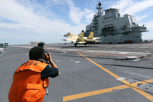 "航空母舰飞行甲板上的影像报告在中国航母"辽宁号"宽阔的飞行甲板上