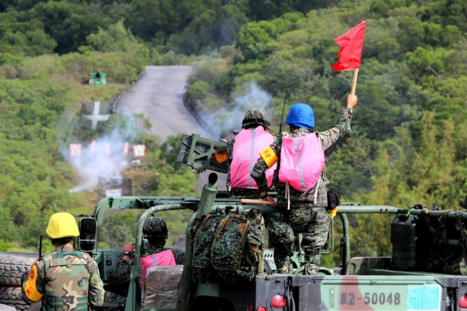 台湾三军联演红军部队身披粉红马甲