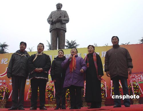 在韶山毛泽东铜像广场带领万人同唱《东方红,缅怀伟人毛泽东