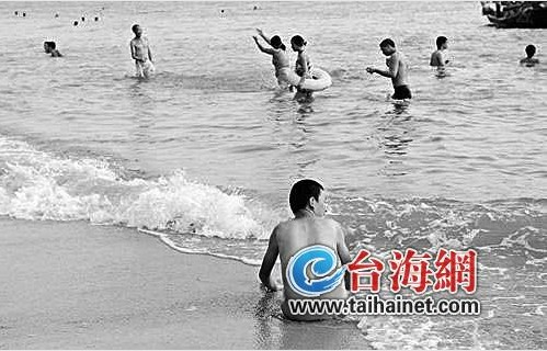 厦门海滩频现裸泳者外国女生裸泳被市民抓拍图2