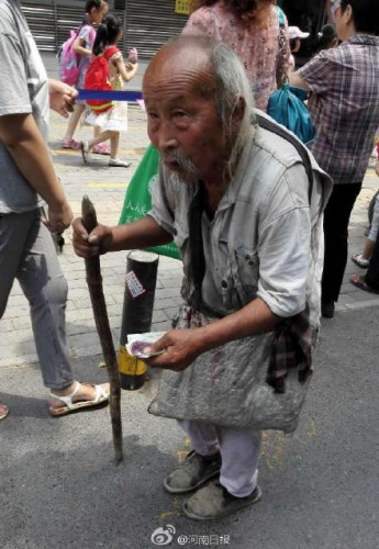103岁老人街头乞讨:儿子条件差 出来讨钱帮一下