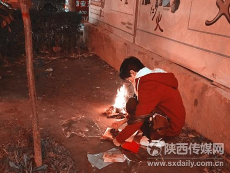 寒衣節市民街頭燒紙祭祖 火堆煙霧繚繞安全隱患多