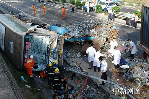 广东江门高速公路五车相撞三死三伤组图