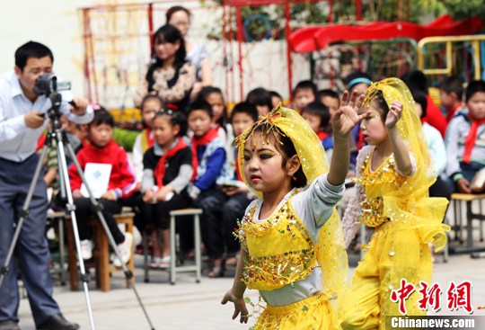 5月25日,六一兒童節臨近,河南鄭州十八里河鄉一所小學內,身著表演服的