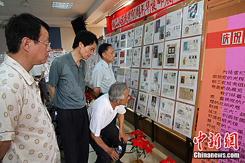 上海5位八旬老人自办邮票展纪念建党90周年