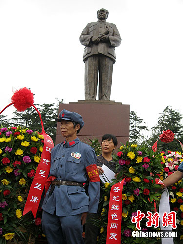 毛泽东逝世35周年民众自发赴韶山祭拜