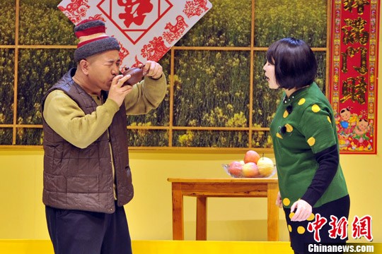 图为李琳(右),王小利表演小品《买年货》中新网记者 金硕 摄