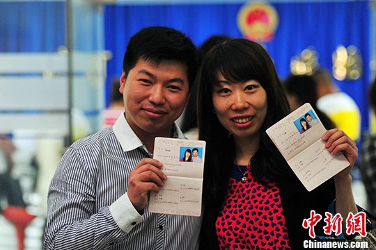 5月21日,沈阳市民在婚姻登记处排队登记结婚中新社发 于海洋 摄