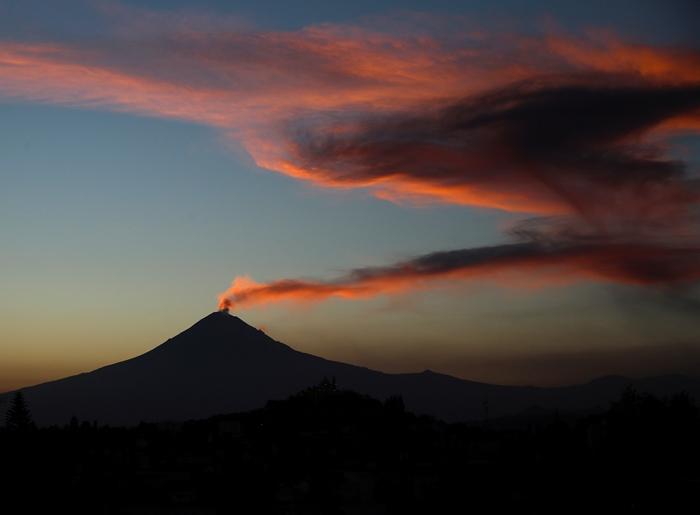 墨西哥火山日喷发上百次