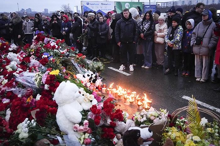 俄民众前往恐袭事发现场悼念遇难者