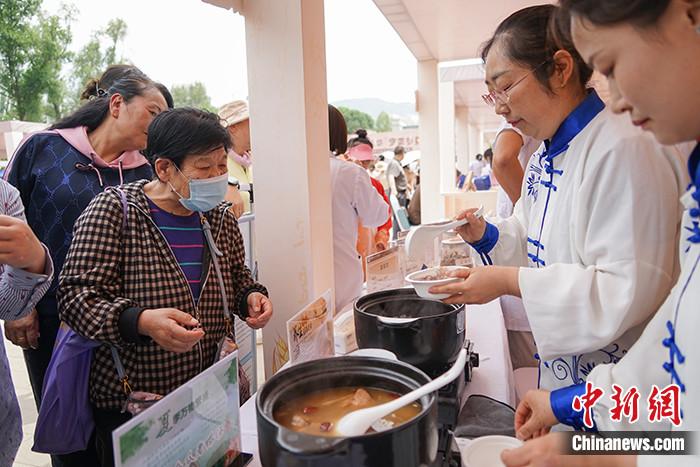 青海西宁:民众端午节感受中藏医药文化魅力