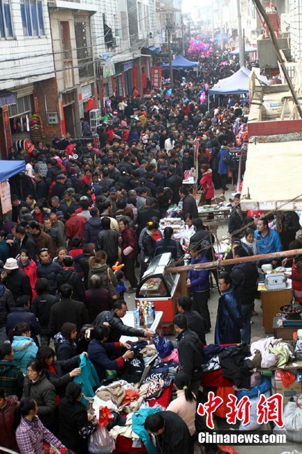 江西九江庙会首日3万人赶集人潮涌动