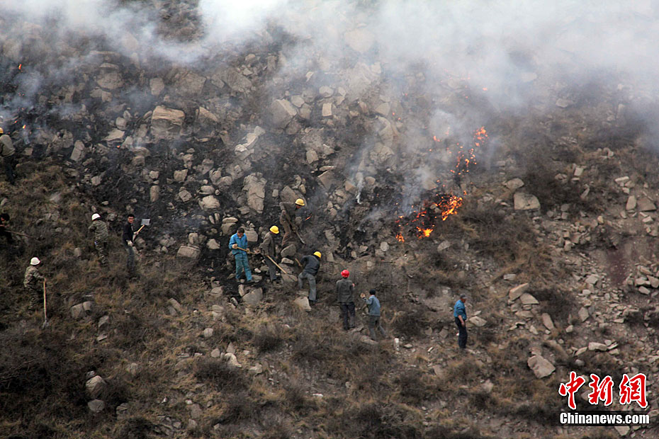 山西交城卦山起火 千余人上山灭火