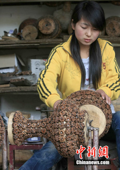 甘肃民间工匠野生山核桃制作工艺品