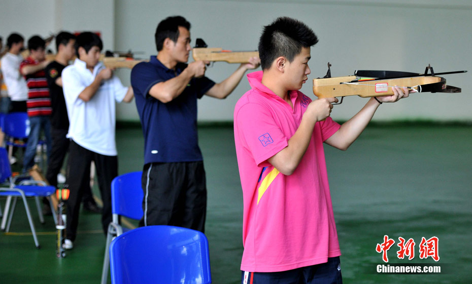 福建少数民族运动会上演射弩大战