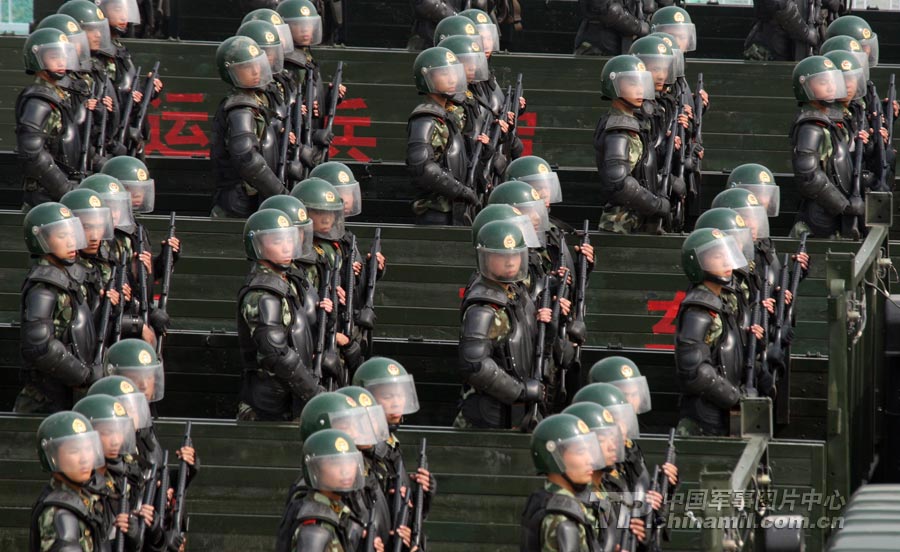 武警北京总队举行机动部队训练演示