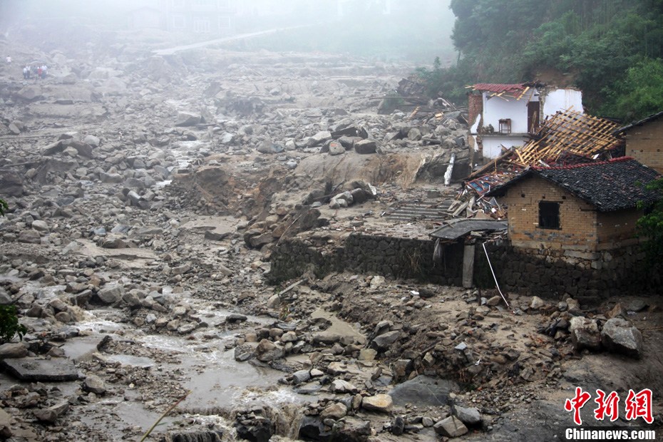 南方多省暴雨引发山洪泥石流