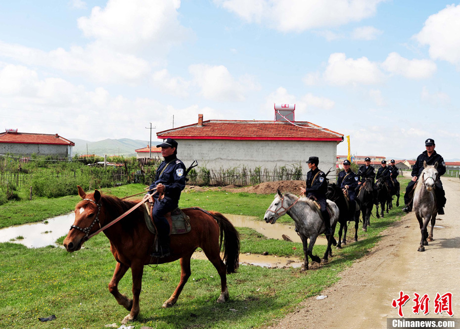 近日,一支特殊的警队——红原骑警活跃在川西北高原的四川阿坝藏族