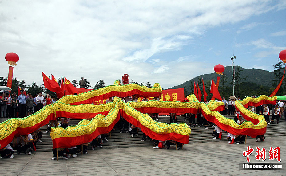 伴随着急骤有力的鼓点节奏,一条长90米的"巨龙"在湖南韶山毛泽东广场