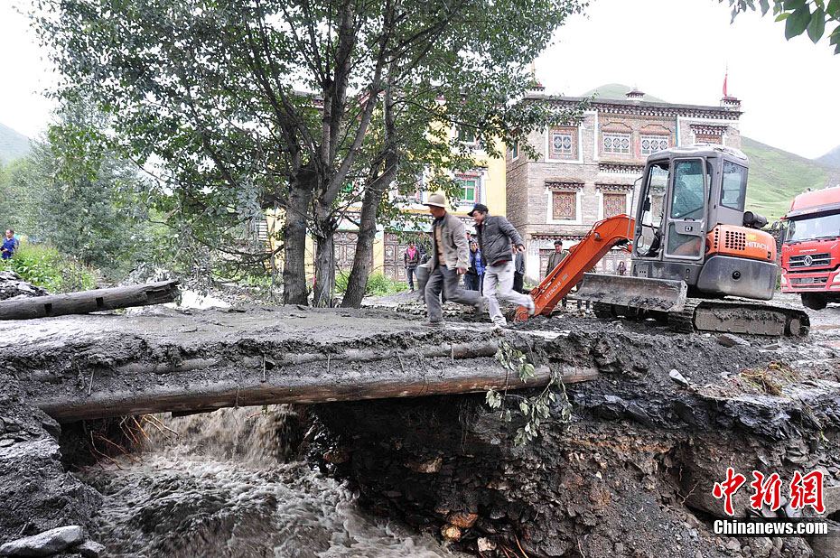 甘孜州新都桥境内因暴雨洪水冲断的k2894涵洞抢修工作正紧张进行,公路