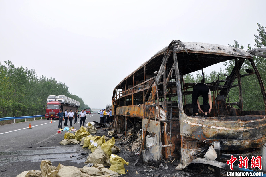 京珠高速一客车起火燃烧41人遇难