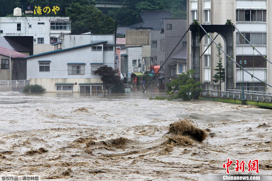图为7月30日,日本福岛县,洪水冲击桥梁