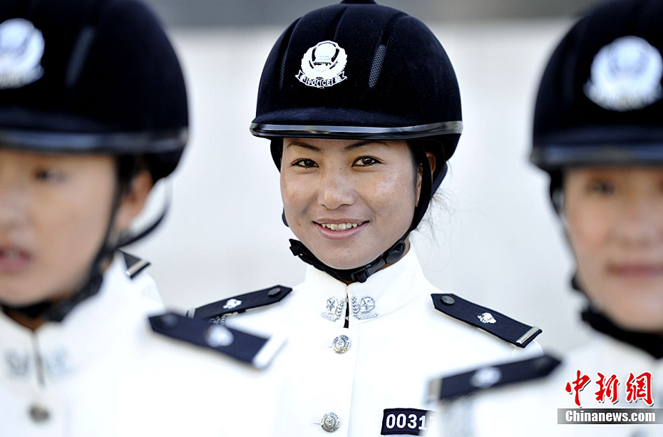 穿白警服的女警官图片