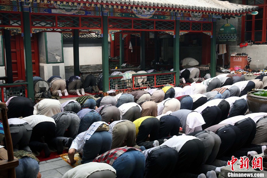 北京牛街清真寺举行开斋节礼拜