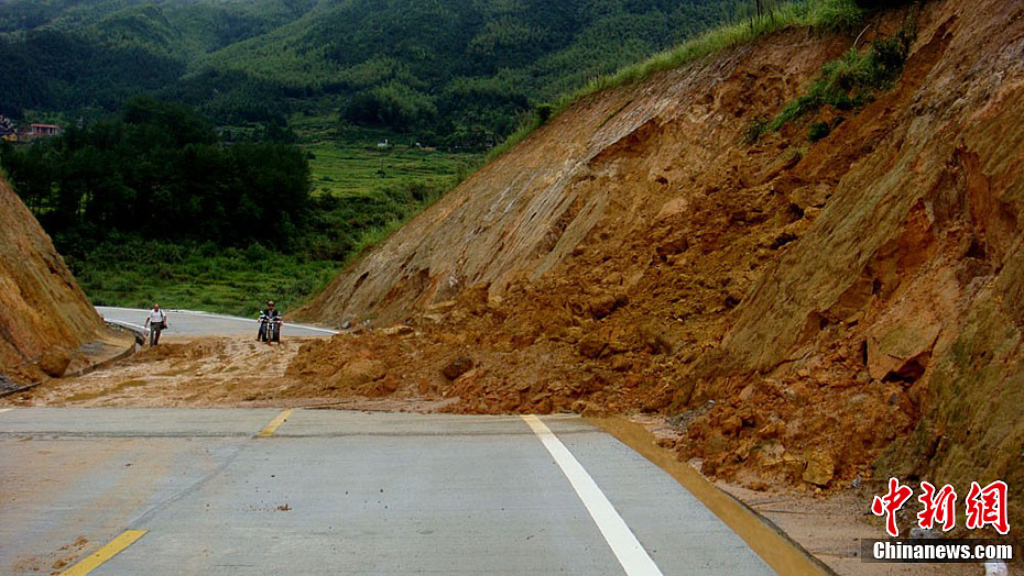 南玛都带来暴雨福建宁德公路多处滑坡与塌方