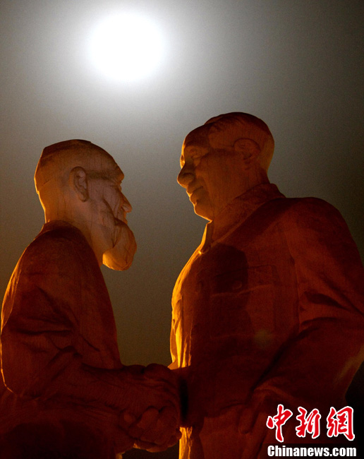 中秋月亮照亮毛主席与库尔班塑像