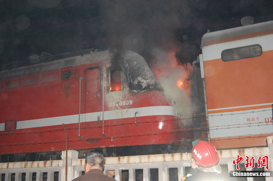 京广铁路k919次列车车头起火