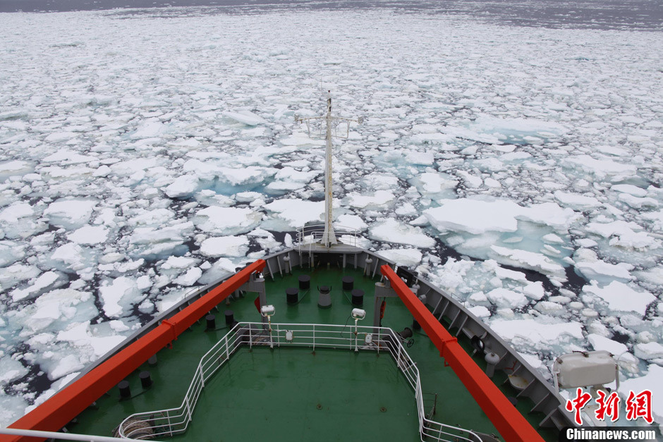 中国第28次南极科考船雪龙号进入浮冰区