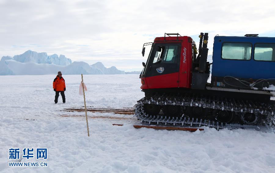 看看南极科考队如何冰面铺桥