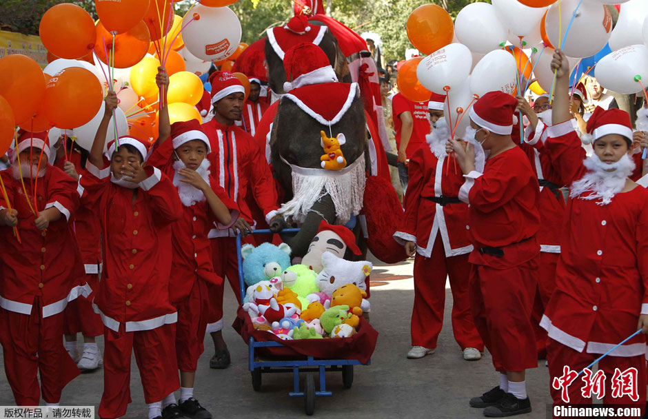 泰国大象圣诞老人向学生分发礼物