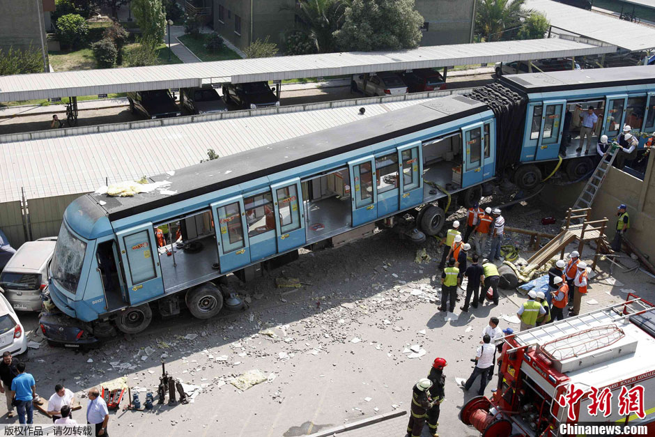 智利地铁列车脱轨冲入居民楼无人员伤亡