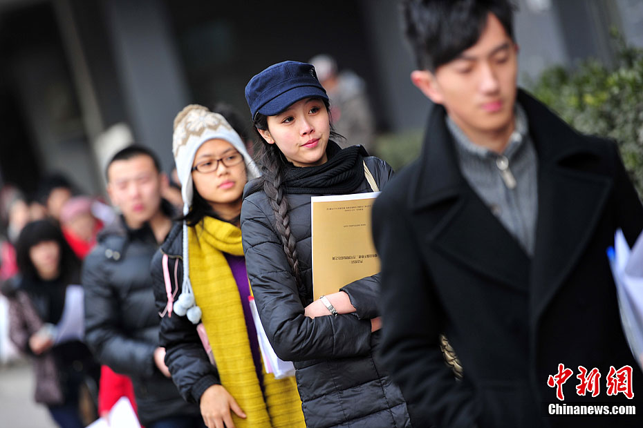 北京电影学院艺考报名考生拼才艺秀美貌18