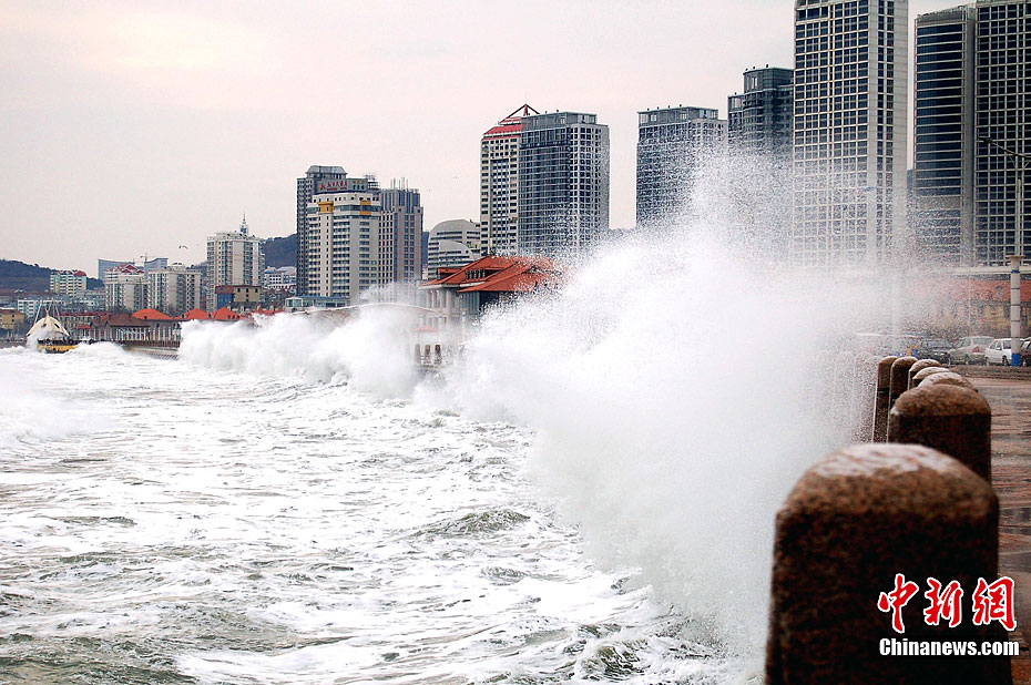 烟台海滨大浪拍岸