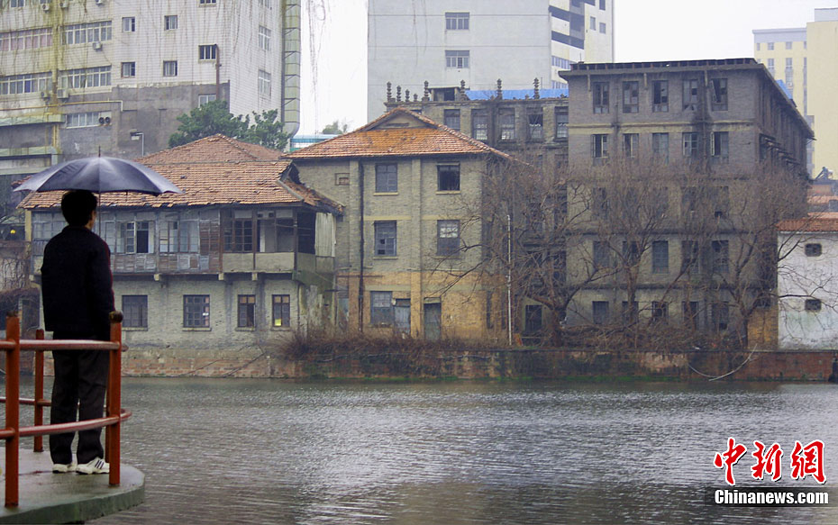 矗立在南昌市东湖之畔,南昌行营原为江西省国立图书馆,建于1928年