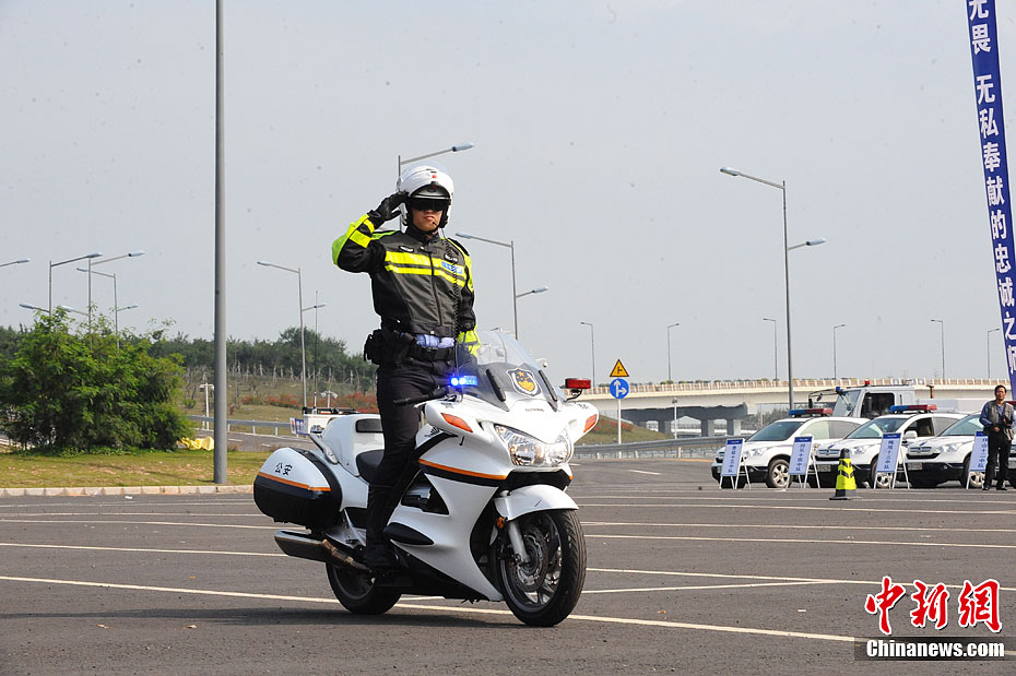 深圳交警开展应急处突演练警察骑摩托车展特技