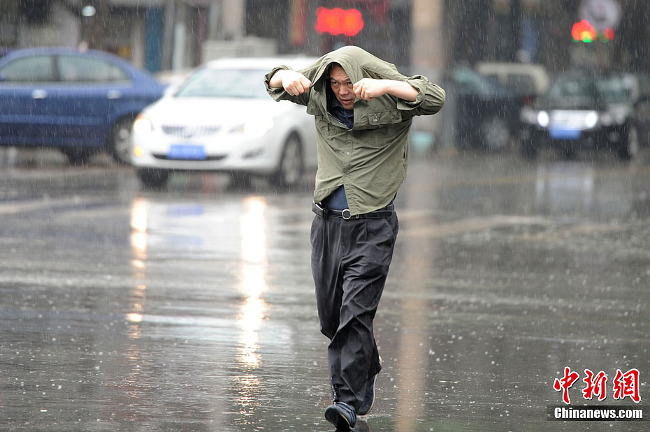 西安雨天街头即景