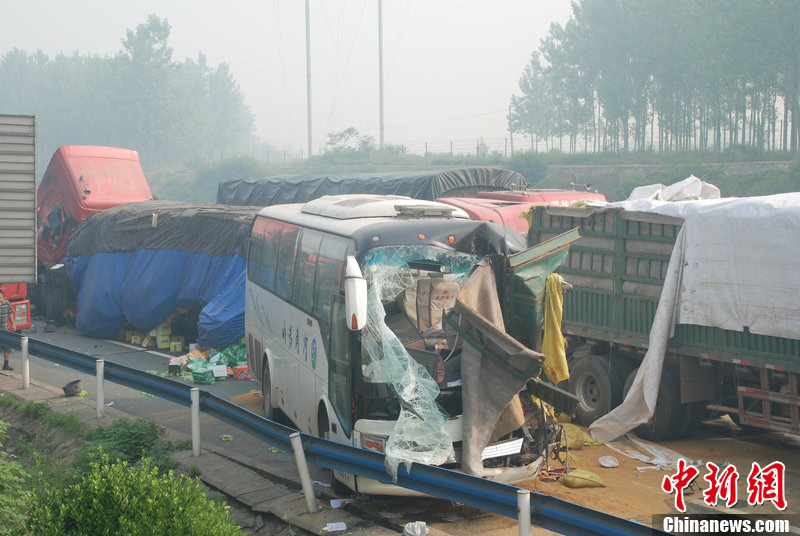 京港澳高速信阳段发生重大交通事故致8人死亡