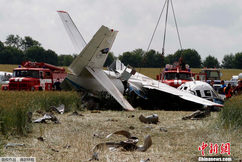 乌克兰一架跳伞飞机迫降造成5死13伤