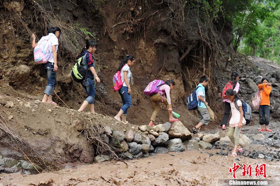 四川寧南泥石流災區孩子們的回家路