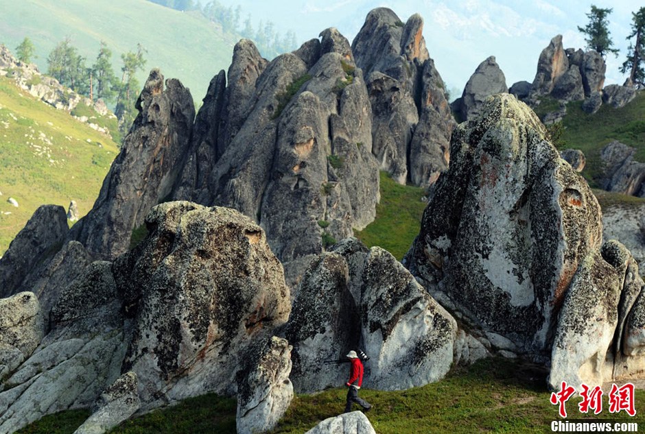 新疆阿勒泰山深处惊现花岗岩石林