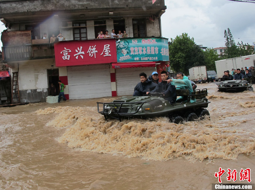 海葵影響浙江義烏洪水肆虐三萬村民轉移