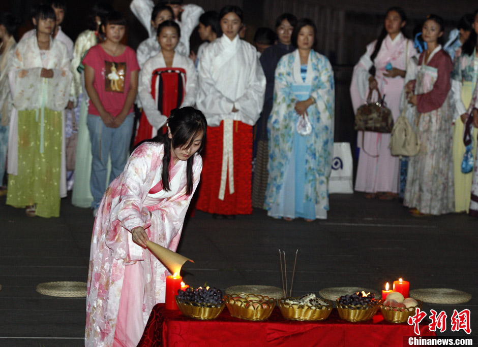 七夕将至广西年轻人穿汉服习礼仪拜织女