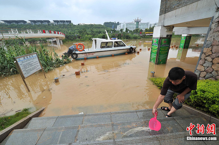 广西南宁民歌湖水位上涨湖畔商家被淹